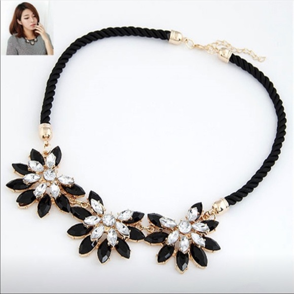 Retro Elegant Crystal Rhinestone Flower Choker - Picture 2 of 6